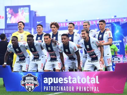 لاعبو أليانزا ليما قبل مباراة ودية ضد إنتر ميامي في ملعب أليخاندرو فيلانويفا بالعاصمة البيروفية - 24 يناير 2026 - REUTERS