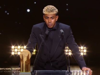 لامين يامال يتسلم جائزة أفضل لاعب شاب من فرانس فوتبول 22 سبتمبر 2025 - francefootball/x