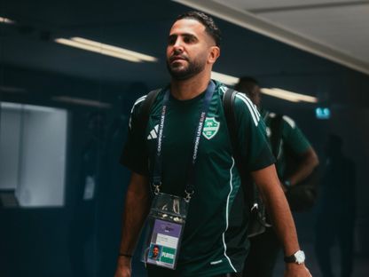 وصول قائد الأهلي رياض محرز إلى ملعب "الإنماء" قبل مباراة الشارقة - 24 نوفمبر 2025 - X/ALAHLI_FC