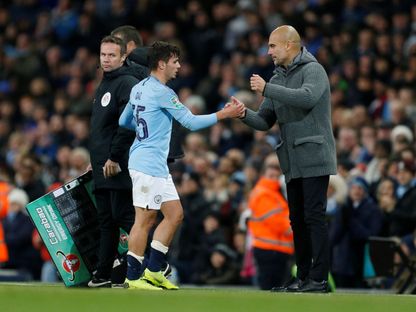 بيب غوارديولا مدرب مانشستر سيتي يصافح لاعبه براهيم دياز بلقاء فولهام في كأس الرابطة - 2 نوفمبر 2018 - Reuters