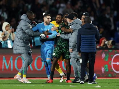 لوكا زيدان حارس الجزائر يشتبك مع أحد أفراد الطاقم الفني لمنتخب نيجيريا عقب نهاية مواجهة الفريقين بكأس أمم إفريقيا - 11 يناير 2026 - REUTERS