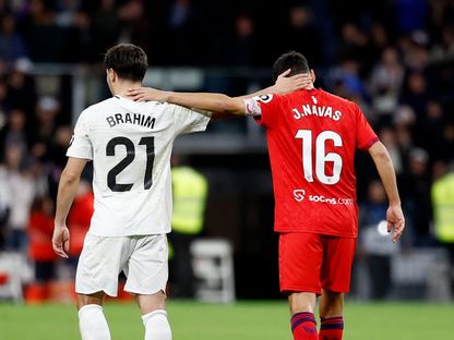 براهيم دياز لاعب ريال مدريد يصافح خيسوس نافاس قائد إشبيلية في آخر مباراة له قبل الاعتزال - 22 ديسمبر 2024 - Reuters