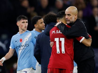 بيب غوارديولا مدرب مانشستر سيتي يصافح محمد صلاح لاعب ليفربول - 9 نوفمبر 2025 - Action Images Via Reuters