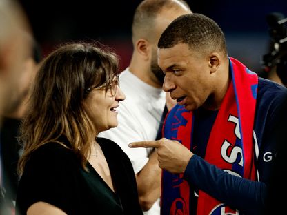 كيليان مبابي مع والدته فايزة العماري بعد إحراز باريس سان جيرمان الدوري الفرنسي – 13 مايو 2024 - Reuters