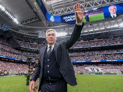 كارلو أنشيلوتي مدرب ريال مدريد يودع جمهور برنابيو بعد مباراته الأخيرة أمام ريال سوسيداد - 24 مايو 2025 - Real Madrid FC