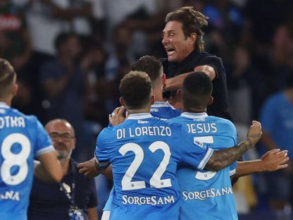 أنطونيو كونتي يحتفل مع لاعبي نابولي بعد الفوز على بيزا بالدوري الإيطالي - 22 سبتمبر 2025 - Reuters