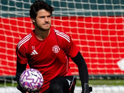 سيني لامينس حارس مانشستر يونايتد خلال تدريبات الفريق - 13 سبتمبر 2025 - X/@ManUtd