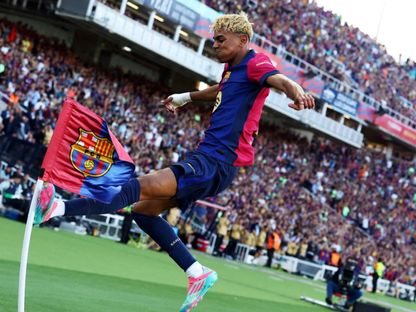 لاعب برشلونة لامين يامال يحتفل بالتسجيل ضد فياريال في الدوري الإسباني - 18 مايو 2025 - Reuters