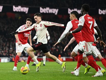 فلوريان فيرتز لاعب ليفربول يركض بالكرة وسط حصار لاعبي أرسنال - 8 يناير 2026 - REUTERS