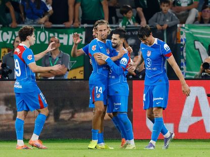 احتفال لاعبي أتليتكو مدريد بهدف أليخاندرو بينيا ضد ريال بيتيس في الدوري الإسباني - 27 أكتوبر 2025 - Reuters