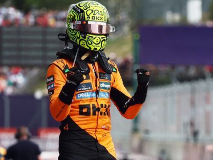 لاندو نوريس سائق مكلارين يحتفل بفوزه بسباق المجر لفورمولا 1 - 3 أغسطس 2025 - Reuters