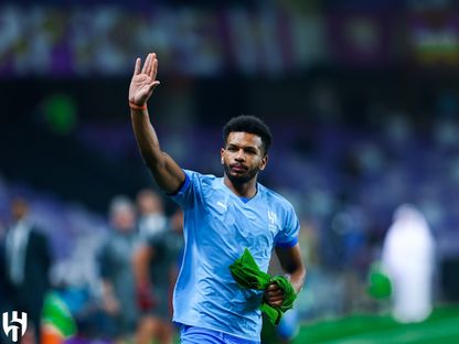 علي البليهي لاعب الهلال يقوم بعملية الإحماء قبل مواجهة العين - 17 أبريل 2024 - X/@Alhilal_FC