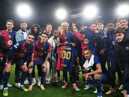 لامين يامال نجم برشلونة يحتفل مع زملائه بخوض مباراته 100 مع الفريق أمام إنتر ميلان - 30 أبريل 2025 - X@FCBarcelona