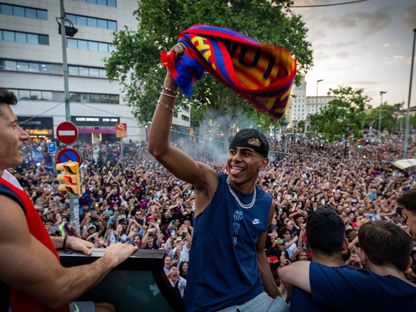 لامين يامال خلال احتفالات برشلونة بلقب الدوري الإسباني - 27 مايو 2025 - X@FCBarcelona