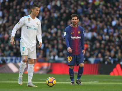 كريستيانو رونالدو وليونيل ميسي خلال مباراة بين ريال مدريد وبرشلونة في الدوري الإسباني - 23 ديسمبر 2017 - Reuters