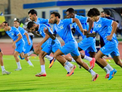 لاعبو فريق المصري خلال الإحماء قبل مواجهة بتروجت في الدوري المصري - 27 سبتمبر 2025 - facebook/Almasryofficial