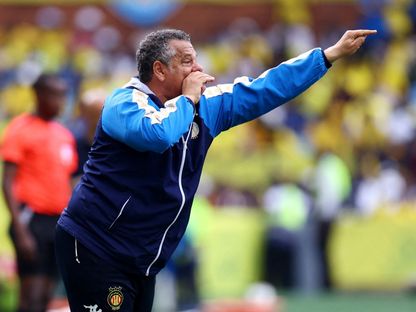 ماهر الكنزاري مدرب الترجي الرياضي التونسي يوجه النصائح للاعبيه في مباراة صنداونز الجنوب إفريقي بدوري أبطال إفريقيا - 1 أبريل 2025 - Reuters