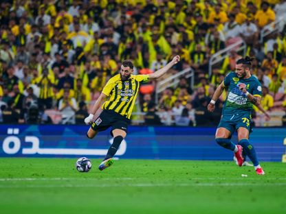 كريم بنزيما مهاجم الاتحاد يسدد على مرمى العروبة في مباراة الفريقين بدوري روشن السعودي - 10 أبريل 2025 - X/@SPL