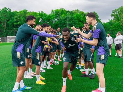 لاعبو المنتخب السعودي يحتفون بانضمام سعود عبد الحميد إلى التدريبات في معسكر الولايات المتحدة - 28 مايو 2026 - X/@SPL