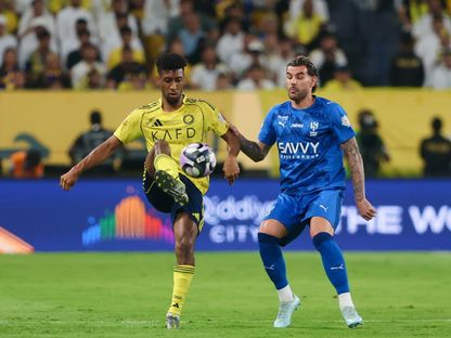 كينغسلي كومان لاعب النصر يسيطر على الكرة في مباراة الهلال بالدوري السعودي - 12 مايو 2026 - X/@AlNassrFC