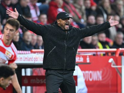 فينسنت كومباني يدافع عن مانويل نوير بعد خطئه في تعادل بايرن ميونيخ