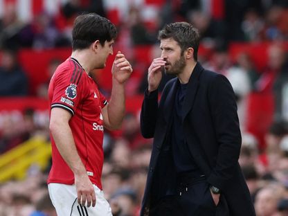 هاري ماغواير ومدربه مايكل كاريك خلال مباراة مانشستر يونايتد وكريستال بالاس بالدوري الإنجليزي الممتاز - 1 مارس 2026 - Reuters