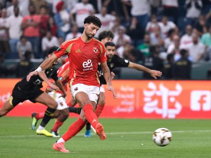 وسام أبو علي لاعب الأهلي لحظة تسجيل هدف في مرمى الزمالك بكأس السوبر الإفريقي - 27 سبتمبر 2024 - Reuters