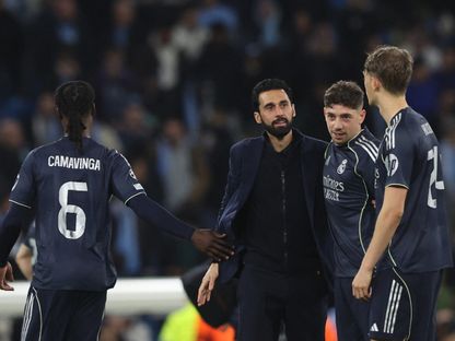 مدرب ريال مدريد ألفارو أربيلوا يحتفل مع دين هويسن وفيديريكو فالفيردي وإدواردو كامافينغا بعد مباراة ضد مانشستر سيتي في دوري أبطال أوروبا - 17 مارس 2026 - REUTERS