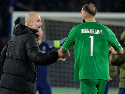 بيب غوارديولا مدرب مانشستر سيتي يتحدث مع جيانلويجي دوناروما حارس باريس سان جيرمان بعد مباراة الفريقين بدوري أبطال أوروبا - 22 يناير 2025 - Getty Images