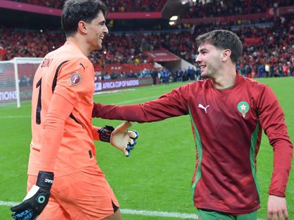 براهيم دياز يهنئ ياسين بونو بعد نهاية المواجهة أمام نيجيريا في نصف نهائي كأس أمم إفريقيا 2025 - 14 يناير 2026 - X/@EnMaroc