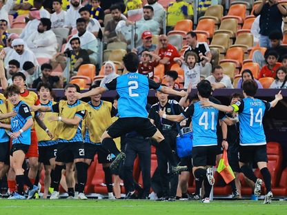 لاعبون من كاوازاكي الياباني يحتفلون بتسجيل الهدف الثالث في مرمى النصر السعودي بنصف نهائي دوري أبطال آسيا للنخبة - 30 أبريل 2025 - Reuters