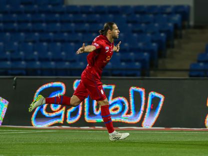 احتفال البولندي غريغورز كريشوياك لاعب أبها بتسجيل هدف في مرمى الفتح بالدوري السعودي - 7 أبريل 2024 - X/@SPL