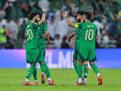 عبد الرحمن العبود يحتفل مع زملاء بعد تسجيله هدفاً للمنتخب السعودي في مرمى أستراليا بالتصفيات الآسيوية المؤهلة لكأس العالم 2026 - 10 يونيو 2025 - Reuters