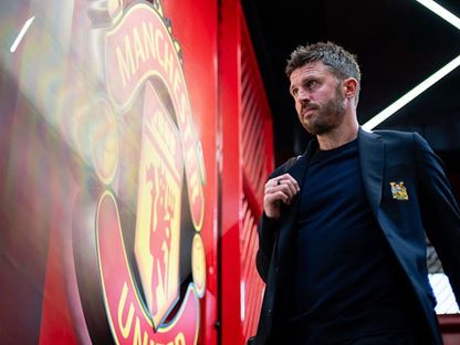 مايكل كاريك في كواليس ملعب أولد ترافورد قبل مباراة برينتفورد في الدوري الإنجليزي - 27 أبريل 2026 - skysports/tv