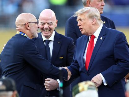 الرئيس الأميركي دونالد ترمب يتبادل الحديث مع مدرب إسبانيا لويس دي لا فوينتي خلال مراسم التتويج بكأس العالم 2026 - 19 يوليو 2026 - Reuters