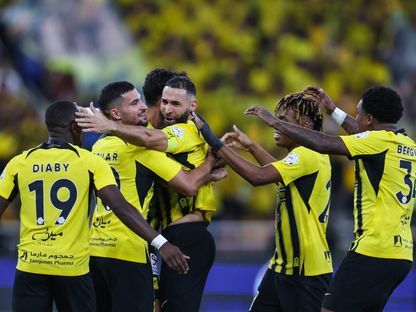 لاعبون من الاتحاد يحتفلون بهدف سجله كريم بنزيما في مرمى الوحدة - 15 سبتمبر 2024 - X/@ittihad