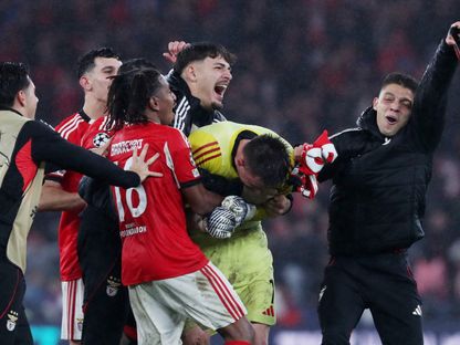 حارس بنفيكا يحتفل بالتسجيل ضد ريال مدريد في دوري أبطال أوروبا - 28 يناير 2026 - Reuters