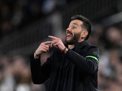 مدرب فالنسيا يوحي بتهميشه في صفقة أليو ديانغ لاعب الأهلي