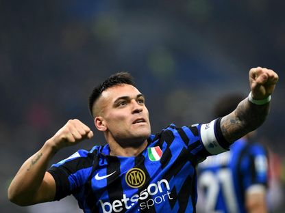 لاوتارو مارتينيز يحتفل بتسجيله هدفاً لإنتر ميلان في مرمى إمبولي بالدوري الإيطالي - 19 يناير 2025 - Reuters