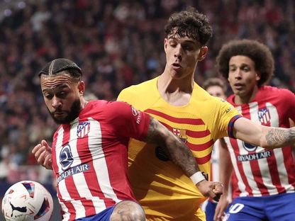 مدافع برشلونة هيكتور فورت يضغط على مهاجم أتلتيكو مدريد ممفيس ديباي - Reuters
