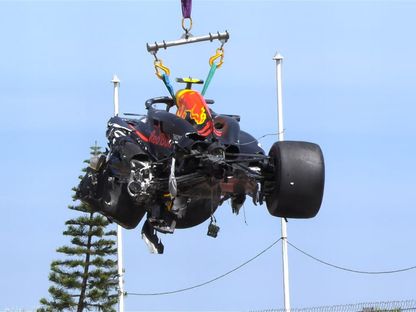 رفع سيارة سيرجيو بيريز سائق ريد بول بعد تعرضها لحادث في اللفة الأولى لجائزة موناكو الكبرى للفورمولا 1 - 26 مايو 2024 - X/@F1