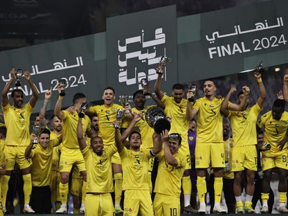 لاعبو الوصل يحتفلون بإحرازهم كأس رئيس الإمارات بعد تغلّبهم على النصر - 17 مايو 2024 - AWP