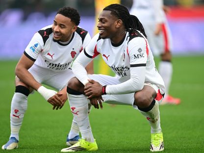 رافائيل لياو مهاجم ميلان يحتفل مع كريستوفر نكونكو بهدفه في مرمى كريمونيزي في الدوري الإيطالي - 1 مارس 2026 - Reuters