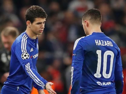 أوسكار لاعب وسط تشيلسي مع إيدين هازارد في مباراة باريس سان جيرمان بدوري أبطال أوروبا- 9 مارس 2016 - Reuters