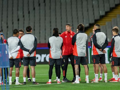 المدرب برونو لاجي رفقة لاعبي بنفيكا قبل مواجهة برشلونة في إياب ثمن نهائي دوري أبطال أوروبا - 10 مارس 2025 - X/@SLBenfica