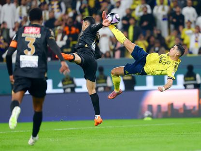 كريستيانو رونالدو أثناء تسجيله هدفاً من مقصية خلال مباراة النصر والخليج بدوري روشن السعودي - 23 نوفمبر 2025 - X/AlNassrFC