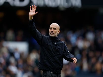 بيب غوارديولا يلقي التحية على جمهور مانشستر سيتي خلال مواجهة برينتفورد في الدوري الإنجليزي الممتاز - 9 مايو 2026 - Reuters