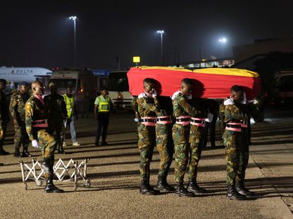 جثمان اللاعب الغاني كريستيان أتسو لدى وصوله إلى مطار كوتوكا الدولي في أكرا - 19 فبراير 2023 - Reuters 