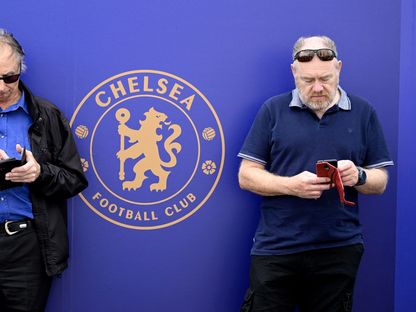 جمهور تشيلسي خارج ملعب ستامفورد بريدج - Reuters