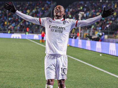 رافائيل لياو مهاجم ميلان يحتفل بهدفه أمام إمبولي - 8 فبراير 2025 - X/@acmilan